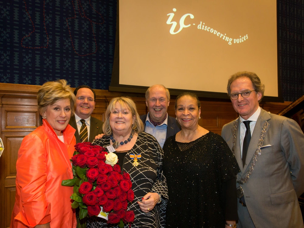 Officier in de orde van Oranje Nassau Annett Andriesen, geflankeerd door sopraan Dame Kiri Te Kanawa, bestuursvoorzitter IVC Roderick van de Mortel, echtgenoot Edwin Rutten, sopraan Roberta Alexander en Burgemeester van ’s-Hertogenbosch Ton Rombouts (foto: Marjo van de Peppel-Kool).